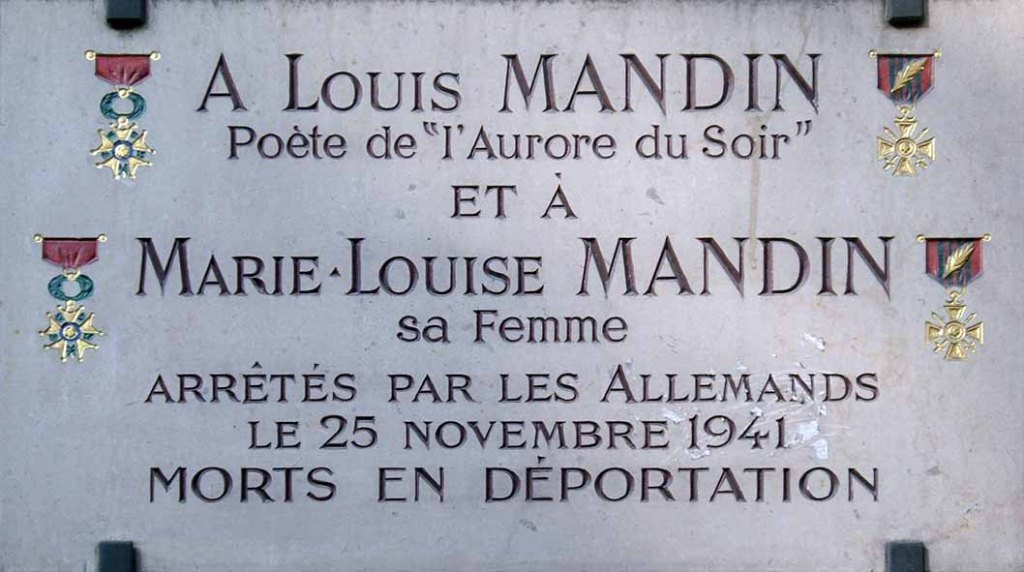 Cette plaque, encore visible de nos jours, porte comme inscription : « À Louis Mandin, poète de L’Aurore du soir et à Marie-Louise Mandin, sa femme, arrêtés par les Allemands le 25 novembre 1941, morts en déportation »